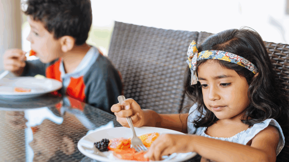 kids eating; summer feeding program